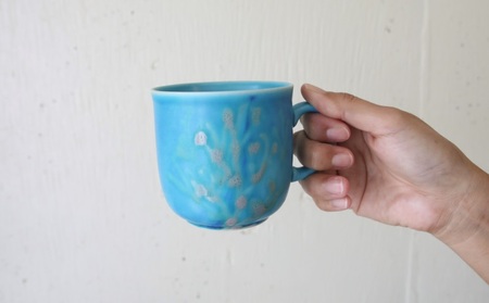 【datta.沖縄南の島陶芸工房】珊瑚カップ 青色（1つ） ☆ やちむん 読谷村 陶器 大岩浩章 色違い有 地場産品 伝統工芸品 手作り コップ