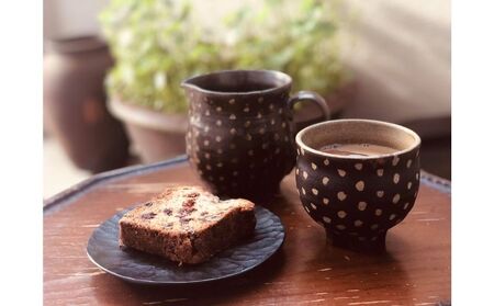 ＜南陶窯＞四つ足カップ丸形２個セット【ドット】 ☆ 読谷村 やちむん ブセナテラス内 久場政一 陶芸家 やきもの エスニック ポタリー 沖縄県