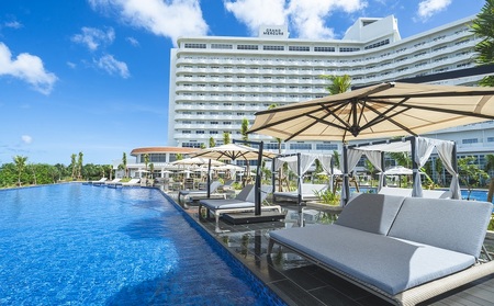 除外日有<グランドメルキュール沖縄残波岬リゾート>ジュニアスイート(和洋室)夕朝食付きペア宿泊券 〇 沖縄 読谷村 期間限定 青い海 西海岸 灯台 ビーチ オーシャンビュー 広め 家族旅行 食事付き フリーフロー 屋外プール ウォータースライダー 県内初 県内最大級 ランチ無し 76平米 大浴場