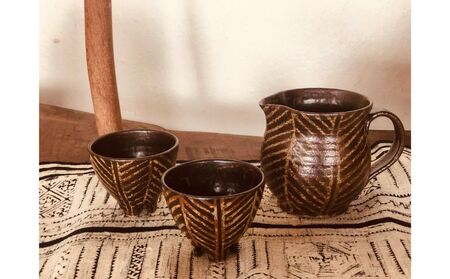 ＜南陶窯＞ピッチャー&四つ足カップ（ミニ２個）セット【灰釉・線紋】 ☆ やちむん 久場政一 読谷村 沖縄 エスニックテイスト セット