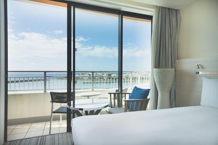 【ふるさと納税】【ヒルトン沖縄北谷リゾート】オーシャンビュールーム1泊朝食付きペア宿泊券 | 沖縄 旅行 ホテル チケット 人気 送料無料