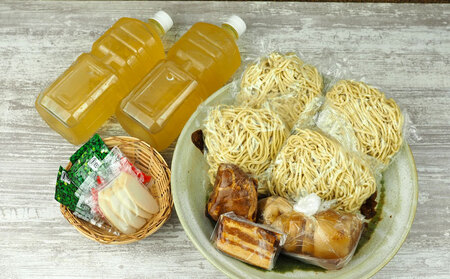 玉家の沖縄そば（ソーキ・三枚肉・テビチ）詰合せ（4食セット） 沖縄そば ソーキそば 三枚肉そば ミックス 生麵 ソーキ テビチ 玉家 沖縄そば王 受賞 人気 そば 大満足 4食 詰め合わせ セット ご当地グルメ 郷土料理 沖縄県 北中城村