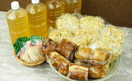 玉家の沖縄そば(ソーキ・三枚肉・テビチ)詰合せ(8食セット) 沖縄そば ソーキそば 三枚肉そば ミックス 生麵 ソーキ テビチ 玉家 沖縄そば王 受賞 人気 そば 大満足 8食 詰め合わせ セット 当地グルメ 郷土料理 沖縄県 北中城村