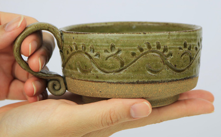 【仁 陶器工房】からくさ紋様スープカップ(1個) やちむん ヤチムン 陶器 手作り カップ スープ 大きめ クラムチャウダー コンソメ 器 焼物 伝統 工芸 食器 うつわ シンプル 毎日使い 普段使い 沖縄 北中城