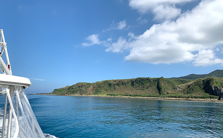 「海から久米島」久米島周遊デイクルーズ 1名様ご利用券 クルーズ 遊覧 周遊 船 島 海 体験 チケット 船上 リゾート 満喫 リラックス 思い出 新発見 白砂 エメラルドグリーン 地形 巨岩 巨石 絶景