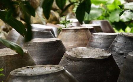 【米島酒造】「43度久米島」1800ml×1本 泡盛 蒸留酒 焼酎 アルコール 酒 酵母 発酵 米 黒麹 米麹 もろみ 熟成 蒸留 ブレンド 酒造り 小規模生産 手造り 希少 琉球 沖縄