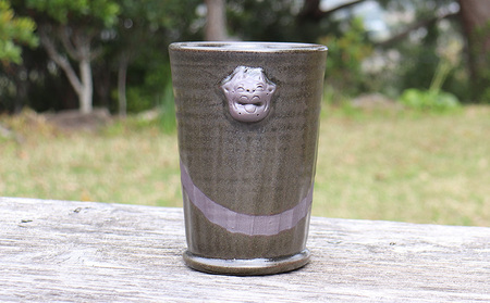 暗緑色から放たれる黄金色の光 久米島松灰 シーサー付フリーカップ(大) SDGs やちむん 焼き物 陶器 やちむん土炎房 釉薬 上薬 松 リュウキュウマツ 琉球松 自然 利活用 窯出し 一点もの 風合い 深み 土 粘土 素地 こだわり