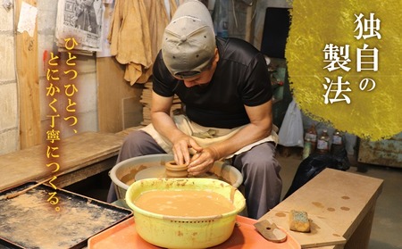 暗緑色から放たれる黄金色の光 久米島松灰 シーサー付フリーカップ(大) SDGs やちむん 焼き物 陶器 やちむん土炎房 釉薬 上薬 松 リュウキュウマツ 琉球松 自然 利活用 窯出し 一点もの 風合い 深み 土 粘土 素地 こだわり