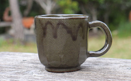 やちむん 暗緑色から放たれる黄金色の光 久米島松灰 マグカップ SDGs  焼き物