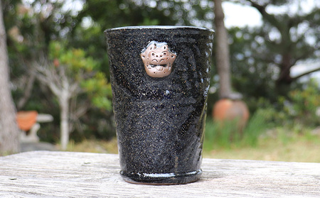 やちむん 漆黒の中に星雲のような輝き ガローシ釉 シーサー付フリーカップ(大) SDGs 焼き物