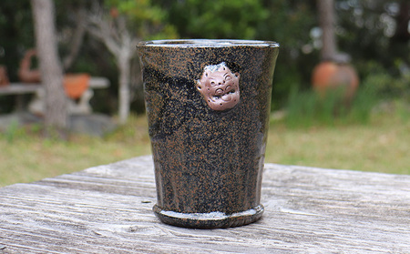 漆黒の中に星雲のような輝き ガローシ釉 シーサー付フリーカップ（中） SDGs やちむん 焼き物 陶器 やちむん土炎房 釉薬 上薬 軽石 漂着 鉱物 窯出し 一点もの 奥深い 味わい 大地 宇宙 土 粘土 素地 こだわり