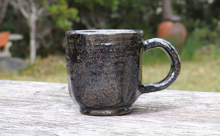 やちむん 漆黒の中に星雲のような輝き ガローシ釉 マグカップ SDGs 焼き物 陶器