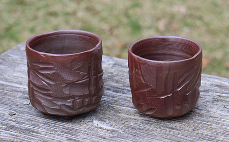 迷いなし！手彫りで仕上げた作家こだわりの「男器」ペア（大・中） やちむん 焼き物 陶器 やちむん土炎房 SDGｓ 職人 こだわり 陶芸 作家 自然 利活用 窯出し 一点もの 唯一無二 風合い 深み 味わい 土 粘土 素地