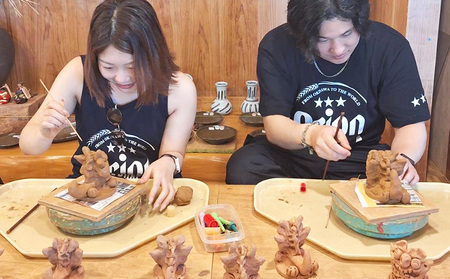 【やちむん土炎房】シーサー作り体験 1名様ご利用券 焼き物 陶器 体験 利用券 家族 友人 カップル 自由研究 陶芸 沖縄 守り神 オリジナル 作品 お子様 大人 老若男女 レクチャー レッスン 手づくり 宝物