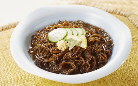 久米島海洋深層水使用！久米島もずくうどん4人前＆もずく1袋入りギフトセット モズク 饂飩 麺 お中元 お歳暮 お取り寄せ お土産 特産品 つるつる もちもち のどごし お子さま 老若男女 ミネラル 食物繊維 アミノ酸 高栄養価 ダイエット 美容 時短