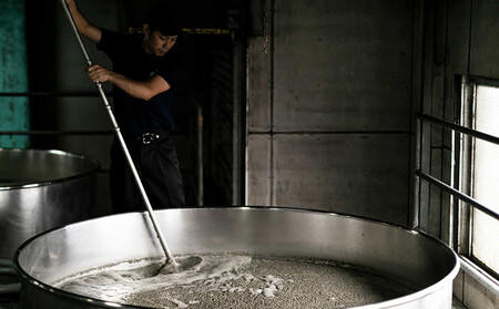 【久米島の久米仙】「球美島 3年古酒 720ml」「ブラック5年古酒 720ml」 泡盛 蒸留酒 焼酎 アルコール 酒 酵母 発酵 米 黒麹 米麹 熟成 古酒 限定 県知事賞 長期貯蔵 化粧箱 贈答 ギフト お土産 沖縄