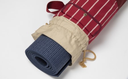 「琉球帆布」ヨガマットケースB（レッド）- ヨガ マットケース 収納 帆布 手づくり ハンドメイド 軽い 丈夫 布 人気 ツートンカラー おしゃれ ポケット付き 高級感 ベルト 調整可能 琉球帆布 手仕事 伝統技術 沖縄県 八重瀬町【価格改定】 