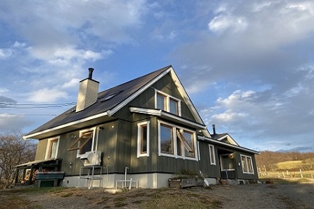 鶴居村 牧草地帯にそっと建ち、窓から馬や星々が見える一棟貸切の北欧住宅のコテージ。一棟一泊宿泊券(4名まで)（宿泊 宿 2食付き 馬 ウマ うま  釧路の隣 釧路空港 から近い 北海道 観光 トラベル ホテル 旅行 宿泊 アクティビティ ふるさと納税 ふるなび  ）