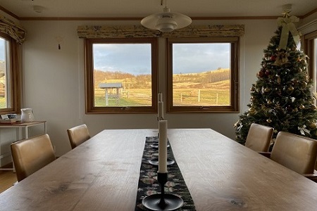 鶴居村 牧草地帯にそっと建ち、窓から馬や星々が見える一棟貸切の北欧住宅のコテージ。一棟一泊宿泊券(4名まで)（宿泊 宿 2食付き 馬 ウマ うま  釧路の隣 釧路空港 から近い 北海道 観光 トラベル ホテル 旅行 宿泊 アクティビティ ふるさと納税 ふるなび  ）