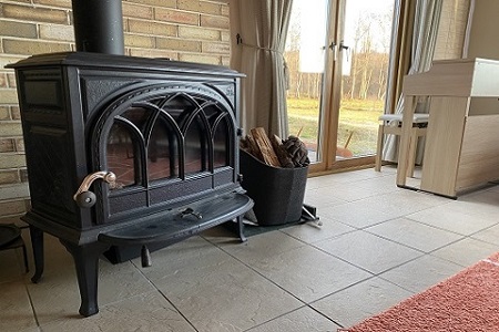 鶴居村 牧草地帯にそっと建ち、窓から馬や星々が見える一棟貸切の北欧住宅のコテージ。一棟一泊宿泊券(4名まで)（宿泊 宿 2食付き 馬 ウマ うま  釧路の隣 釧路空港 から近い 北海道 観光 トラベル ホテル 旅行 宿泊 アクティビティ ふるさと納税 ふるなび  ）