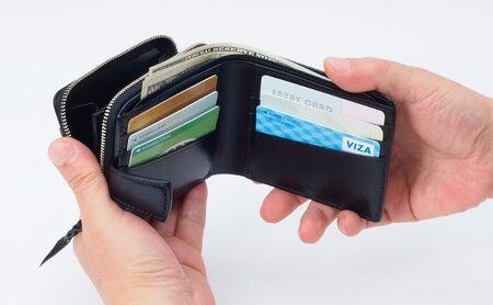 ファスナー付二つ折り財布(ブラスコット黒) いたがき ファッション 小物 出し入れ カード 仕切り 機能性 充実 職人 知恵 工夫  名入れ有