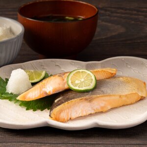 12-199 【年内発送12月15日入金まで】塩桜ます切身 たっぷり1kg within2025