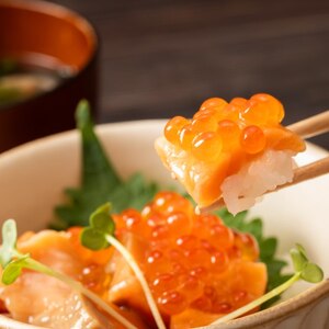 22-142 北海道産鮭親子漬けプレミアム4個セット～いくら増量しました～