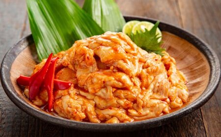 13-162 【年内発送12月15日入金まで】豚やみつきホルモン 1kg（味噌ダレ【赤ダレ】）  within2025