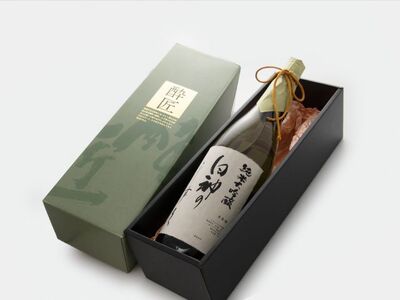 日本酒 純米大吟醸 白神のしずく 1800ml ×1本 お酒 酒 地酒 一升瓶 辛口 純米大吟醸酒 清酒 アルコール ギフト プレゼント 贈答 男性 女性 送料無料 1800 1.8L 青森 青森県 鰺ヶ沢町