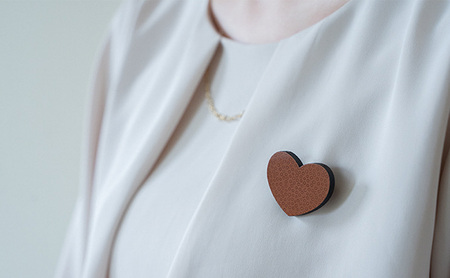 津軽塗 「ちょっぴりアツイ…」ブローチ No.2