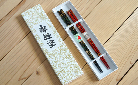 津軽塗　夫婦箸&箸置きセット　黒　茜 津軽塗 | 夫婦箸・箸置セット 七々子塗 | 黒・茜 | 小林漆器