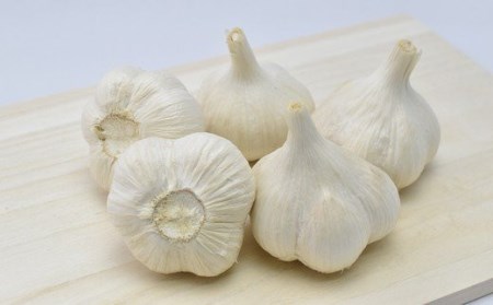 【2026年8月発送】【早期予約品】にんにく(1kg) 栽培期間中農薬、化学肥料不使用　【02402-0068】