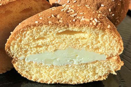 フレッシュバターとチーズが絡み合う濃厚ブッセ