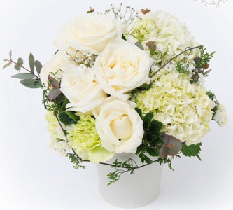 001 ホワイト系オシャレなアレンジメント【田村フローリスト】 お花 植物 贈り物 誕生日 結婚祝い ホワイトデー バレンタイン 父の日 母の日 結婚記念日 送別 退職 ギフト