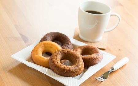 【アレルギー対応 パティシエ育成の支援】もっちり焼きドーナツ 1箱(5個入) もち米粉 無小麦 アレルギー対応 もちもち 焼きドーナツ 手土産 贈答 洋菓子工房ケーキ屋Shimizu 岩手県 北上市 C0206