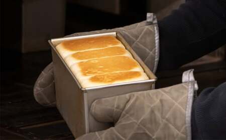 【数量限定・6ヶ月定期便】 究極のグラスフェッド 食パン プレーン 2斤 山地酪農牛乳 グラスフェッドバター 最高級 パン 食事パン 朝食 希少食材 株式会社アリーブ ときよじせつ 岩手県 北上市 Q0059