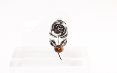 久慈産琥珀ブローチバラモチーフ（銀） 180,000円