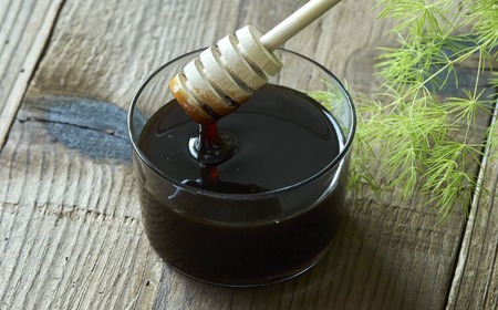 気仙養蜂の国産純粋蜂蜜〈ソバ〉300g ペットボトル入り 【 はちみつ ギフト 料理 飲料 岩手県 陸前高田市 】RT2333