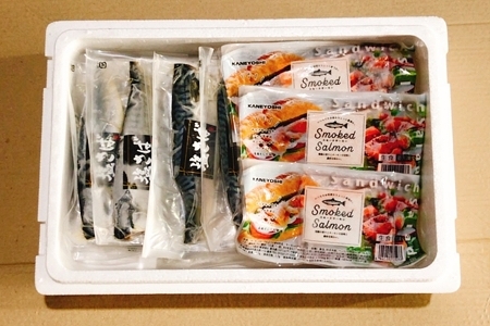 【12/31決済分まで1月中配送】 スモークサーモン2～4P(計500g)＆塩さばフィレ1枚×20P B-09092