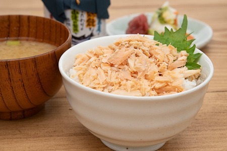 [12月17日決済分まで年内配送]熟成手ほぐし秋鮭100g×12瓶 A-86005