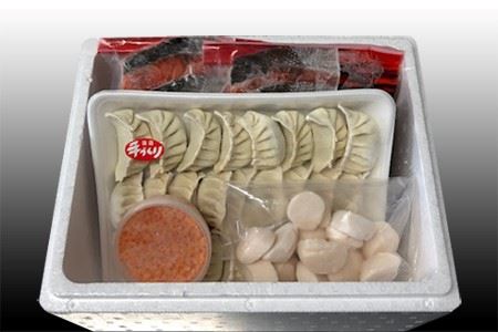 [12月21日決済分まで年内配送]餃子25個、紅鮭10切、いくら100g、ほたて200g B-36027