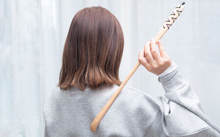 【プラム工芸】まごの手 長さ50cm(紐含まず)  最大幅2.5cm／オノオレカンバ 孫の手 木製 工芸品 手作り 使い心地 実用性 プレゼント 贈り物 記念品