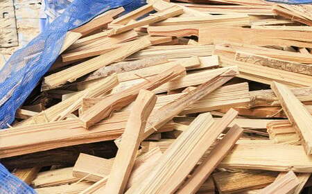 乾燥薪 約5kg 小割り 針葉樹 MIX オリジナル ミニりんご箱付き ／ 薪 まき 杉 スギ 松 まつ 自然乾燥 オリジナルBOX りんご箱 箱付 入れ物 テーブル アウトドア キャンプ 薪ストーブ