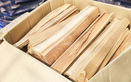 乾燥薪 約5kg 小割り 針葉樹 MIX オリジナル ミニりんご箱付き ／ 薪 まき 杉 スギ 松 まつ 自然乾燥 オリジナルBOX りんご箱 箱付 入れ物 テーブル アウトドア キャンプ 薪ストーブ