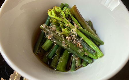 【5月中旬発送開始予定】 期間限定 天然山菜 わらび 約800g / ワラビ 蕨 山菜 さんさい 採れたて 春の味覚 旬 旬野菜 春野菜 春の野菜 春の山菜 季節物 季節野菜 産地直送 季節限定 数量限定 グルメ お取り寄せ 冷蔵配送 おひたし おかず 炊き込みご飯 じじちゃん 岩手県 八幡平市 おすすめ