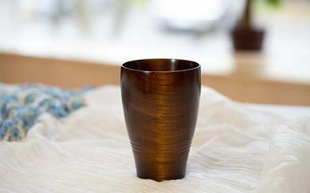 漆こっぷ -曉-弐 （ ケヤキ ： 茶 ）  ＜ゆうび＞ ／ 拭き漆仕上げ 漆塗り 食器 コップ 漆器 カップ グラス タンブラー 木製 漆製品 プレゼント ギフト 贈り物 誕生日 自宅用 家庭用 普段使い 自分用 シンプル 和食器 おしゃれ 岩手県 八幡平市