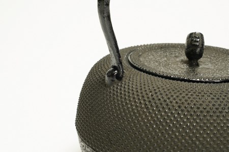 南部鉄器 鉄瓶 丸形アラレ（小） 1.1L 【伝統工芸士 及川喜徳 作】 IH