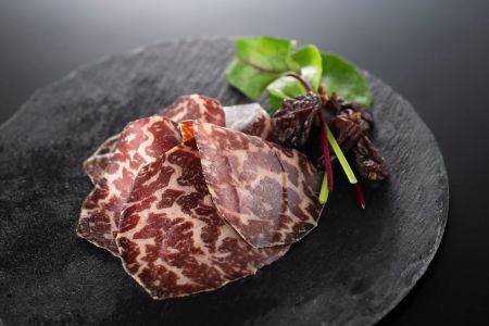 【ふるさと納税】【岩手短角和牛】生ハム（純国産セシーナ）原木１本  長期熟成！生ハム セシーナ 和牛 受賞 つまみ 牛肉 肉 お肉 熟成 国産