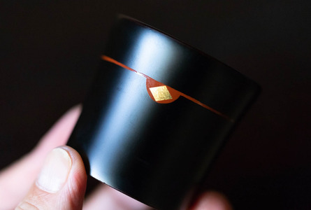 栃ぐいのみ２個　(黒・木目) / 漆器 お酒 おちょこ ぐいのみ グラス 食器 漆塗 うるしぬり 手塗り 木製 伝統工芸品 和 お正月 高級 結婚 新築祝い お祝い 贈答 贈り物 プレゼント ギフト 香典返し お返し おもてなし【ocy924-gui-2-k-wA】