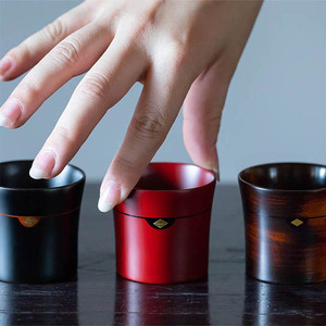 栃ぐいのみ２個（朱・黒） / 漆器 お酒 おちょこ ぐいのみ グラス 食器 漆塗 うるしぬり 手塗り 木製 伝統工芸品 和 お正月 高級 結婚 新築祝い お祝い 贈答 贈り物 プレゼント ギフト 香典返し お返し おもてなし【ocy924-gui-2-r-kA】